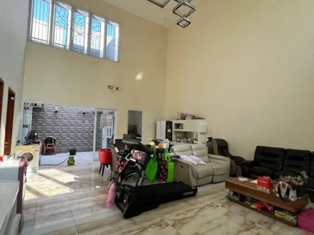Rumah Sunter Bangunan 1.5 Lantai dengan Ceiling Sangat Tinggi Luas 11X20 M2 Hadap Timur One Gate Sistem