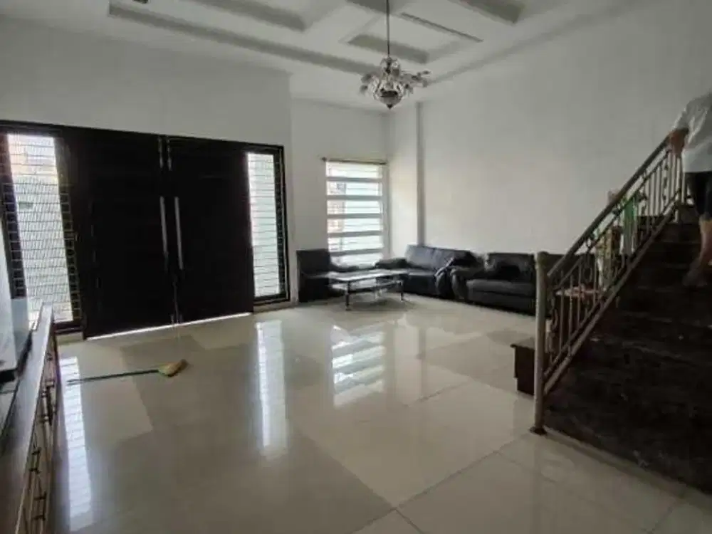 Rumah Sunter 3 Lantai Uk 12X21 M2 Tinggi Dari Jalan Dalam Komplek Dekat ke Kelapa Gading