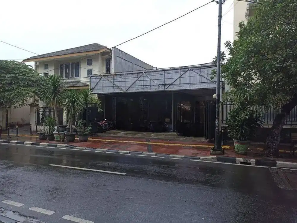 Rumah Pinggir Jalan Besar Tengah Kota Salemba Tengah