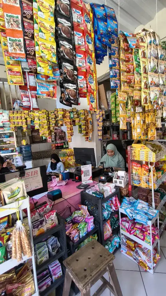 Karyawan toko Beras Sembako, bagian Akuntansi keuangan & penjaga Stan
