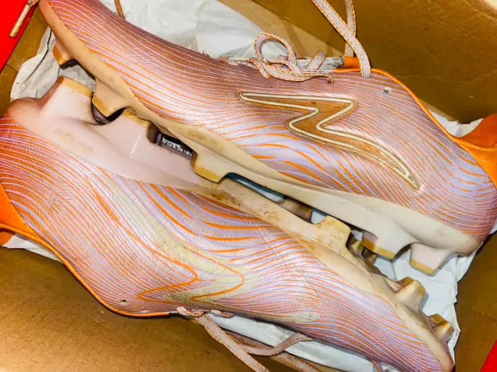Sepatu bola specs Evolution