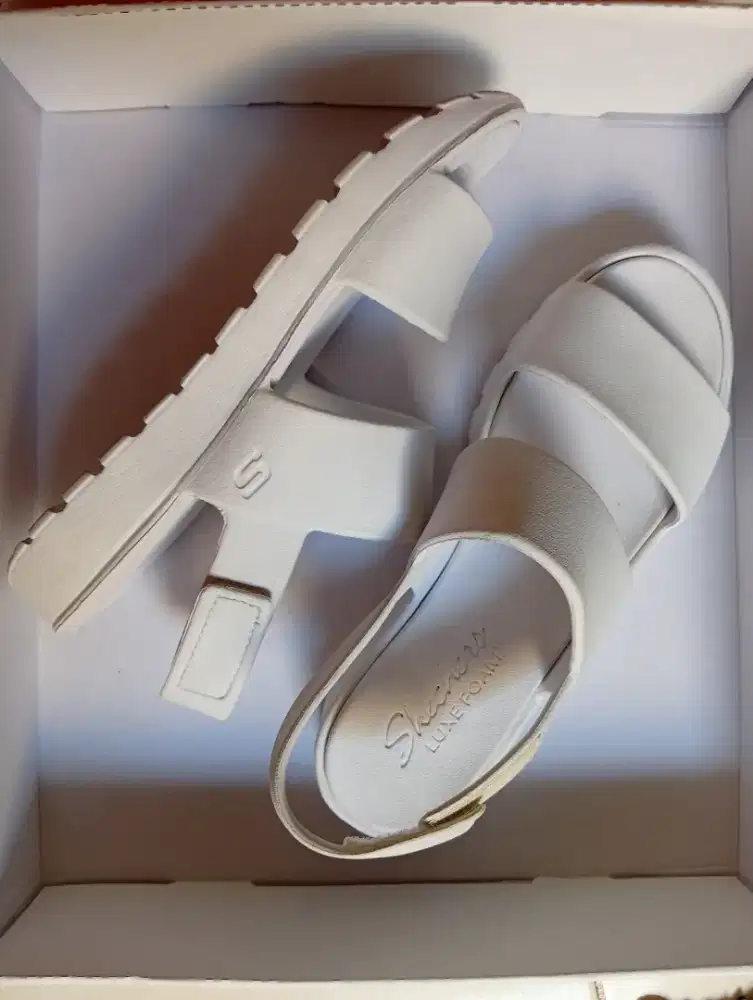 Sendal Skechers Luxe Foam