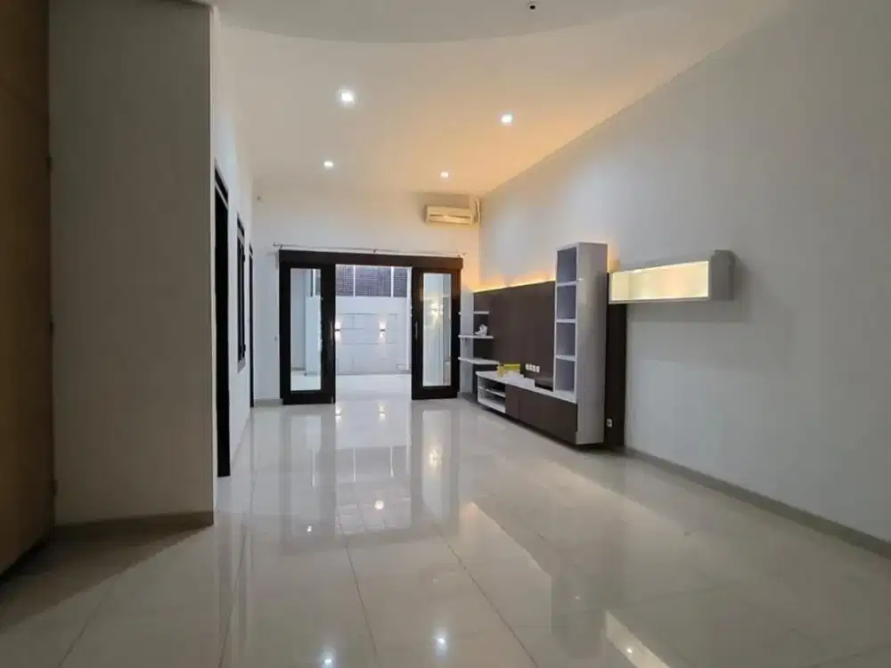 Rumah Semi Furnished Area Batununggal, Bangunan Luas Siap Huni