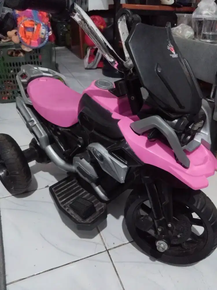 Motor anak injak pakai batre di charge