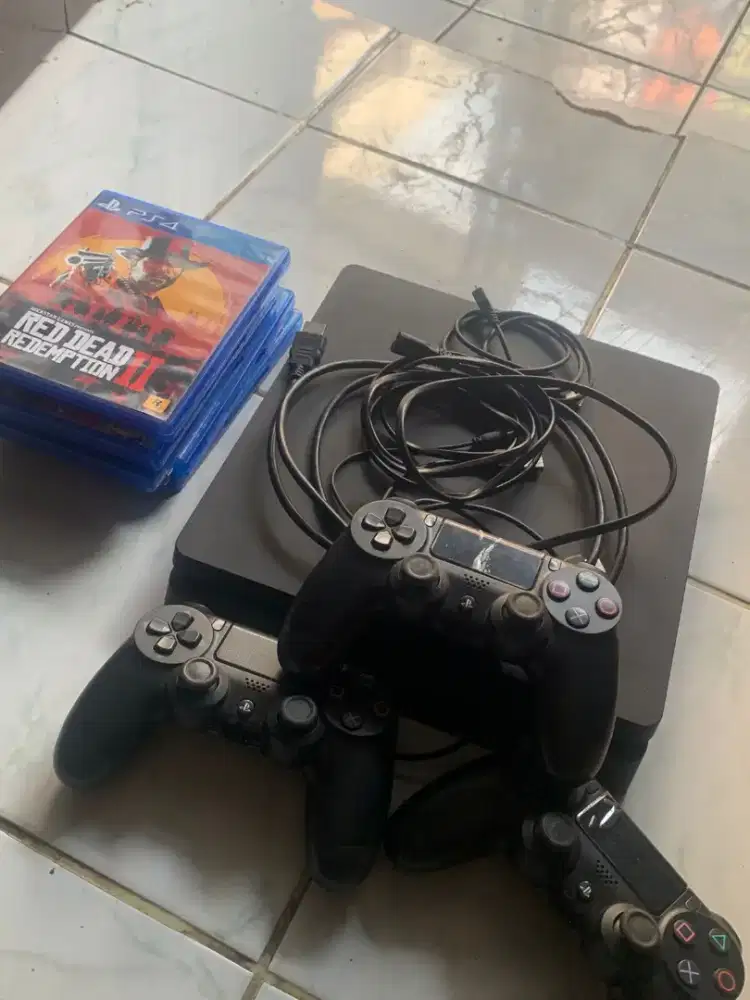 Di jual ps4 pro slim ori 1TB, kaset/BD 5, di dalam game ada satu nrto