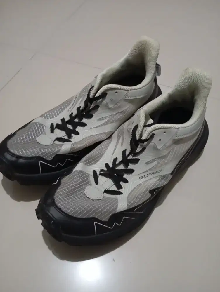 Sepatu mendaki geoff max