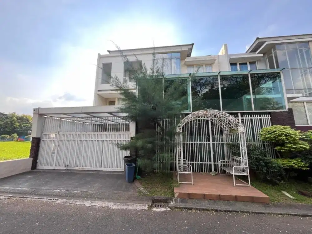 JUAL CEPAT Rumah Mewah di Grand Wisata, Terawat & Siap Huni