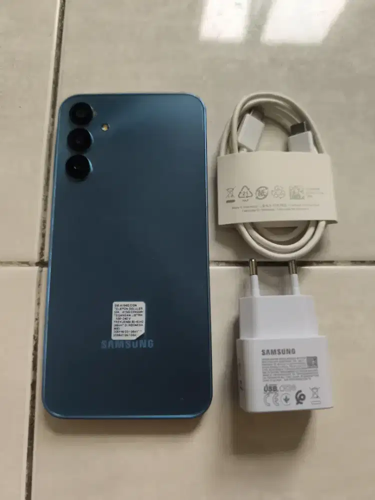 Samsung a15 5G 8/256 hp charger sein