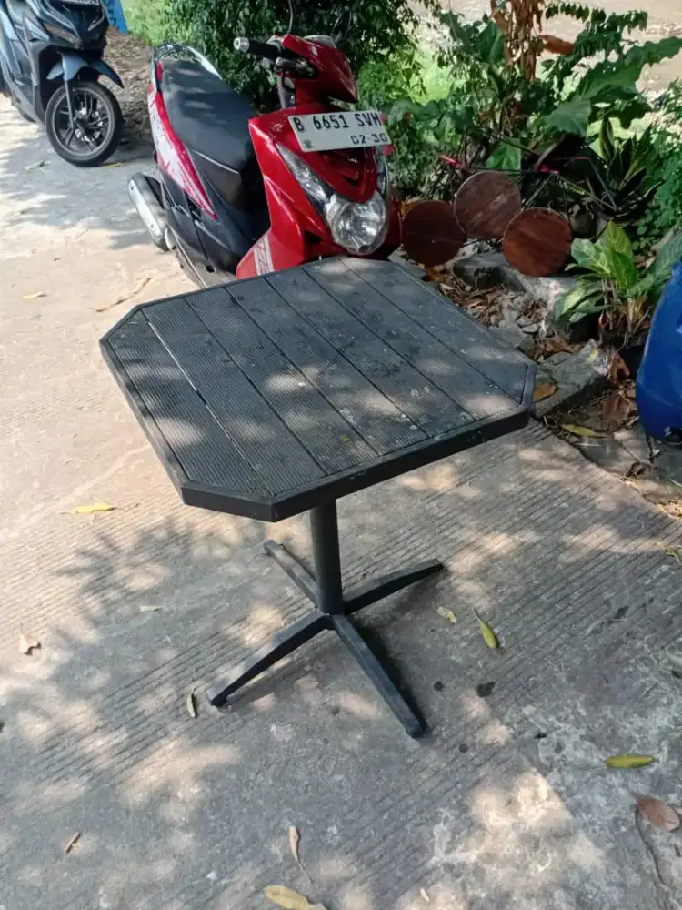 Meja cafe siap pakai