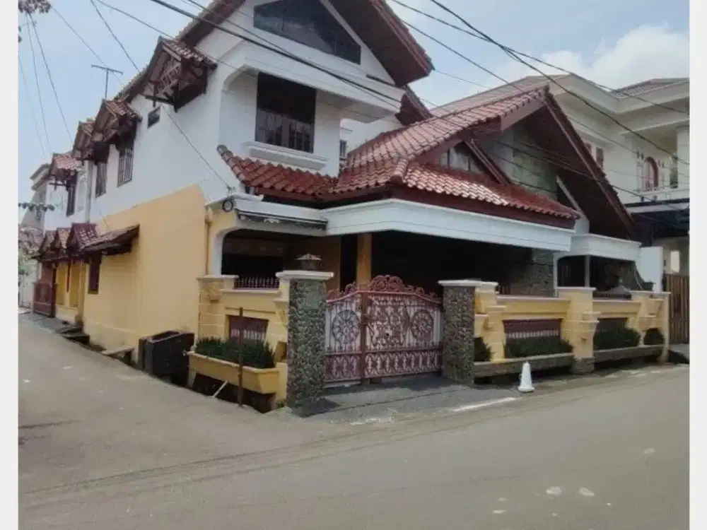 Rumah Hook 2 lantai luas di Duren Sawit, Jakarta Timur.