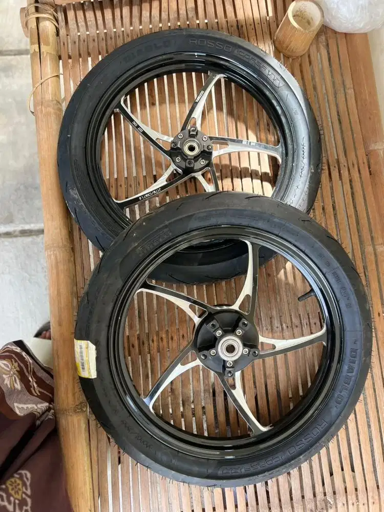 Velg MUTAKIN dan Ban Pirelli Masih Baru