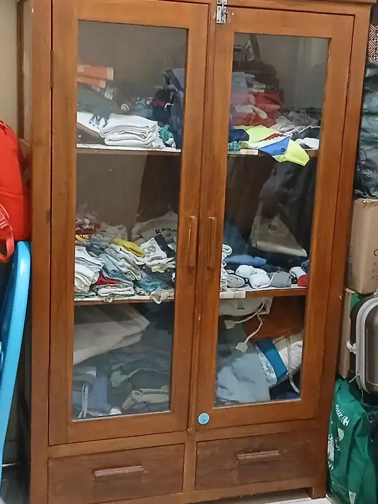 Lemari kaca dan sofa bed