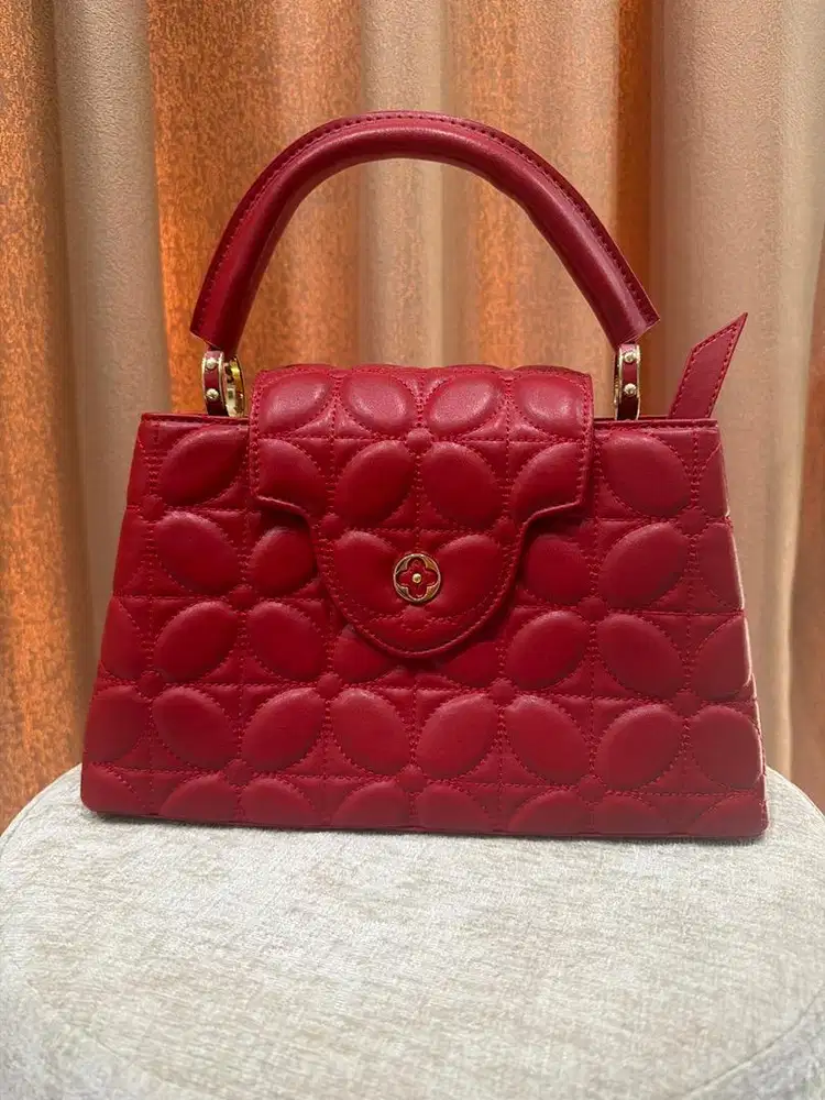 Tas warna merah lv