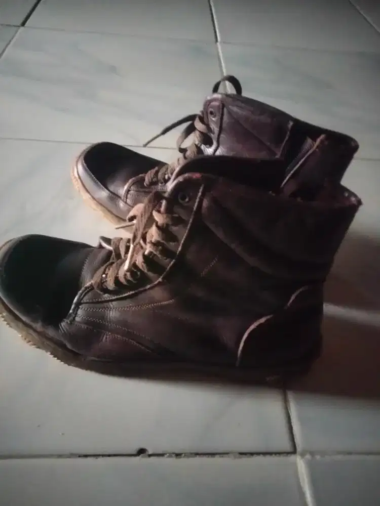 Mau jual sepatu kulit merk temberland asli masih bagus banget