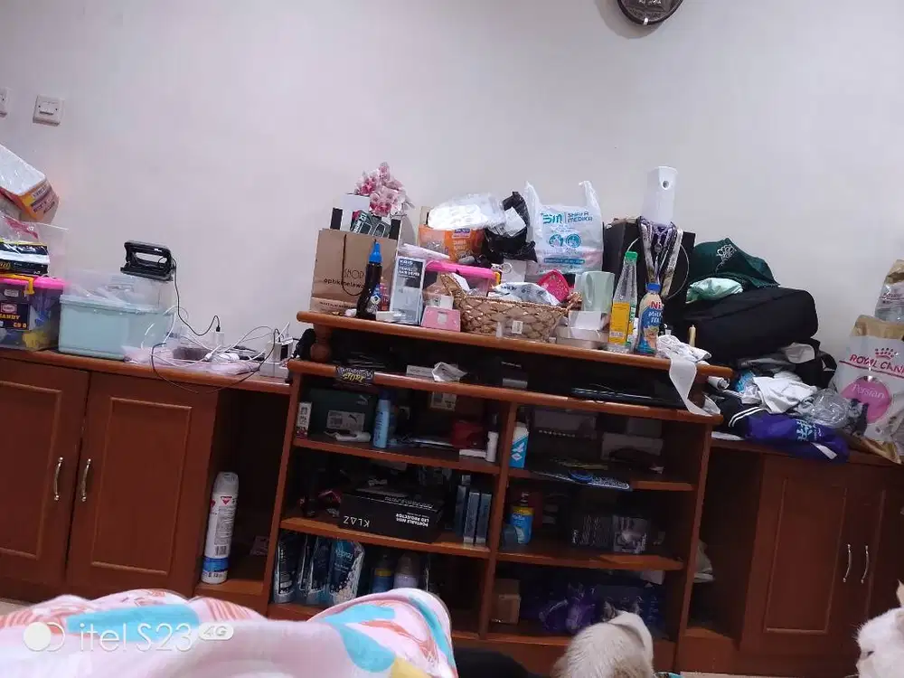 Lemari pajangan dan lemari tv kayu bekas masih bagus nggak ke pake