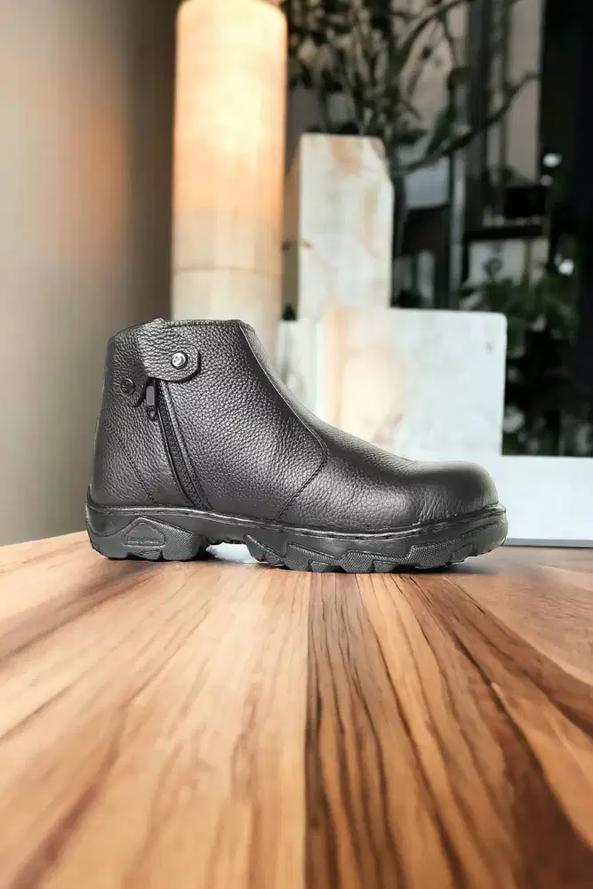 Praktis Sepatu safety shock absorber Kendari
