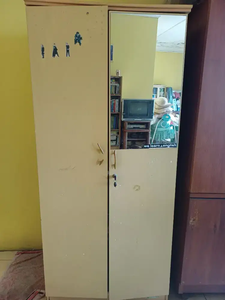 Lemari Kaca 2 Pintu