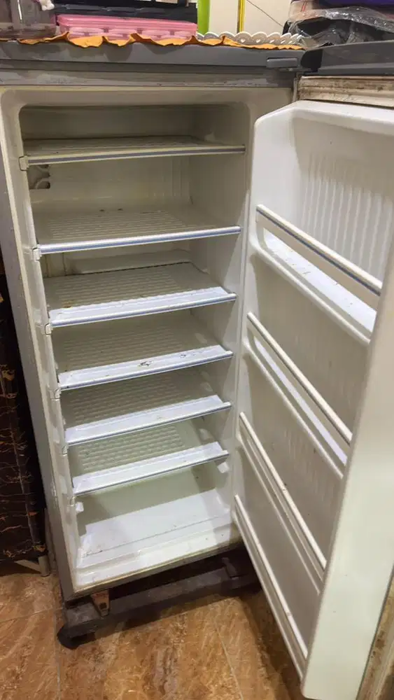 Kulkas Freezer Es Batu