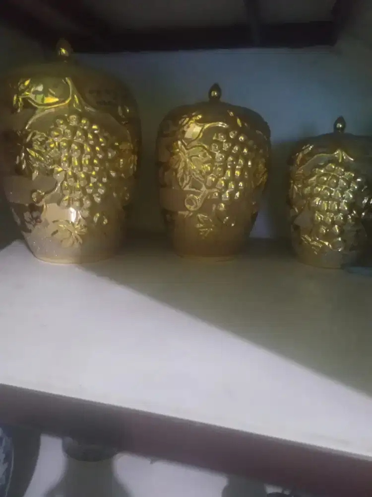 Guci antik ada tiga pcs