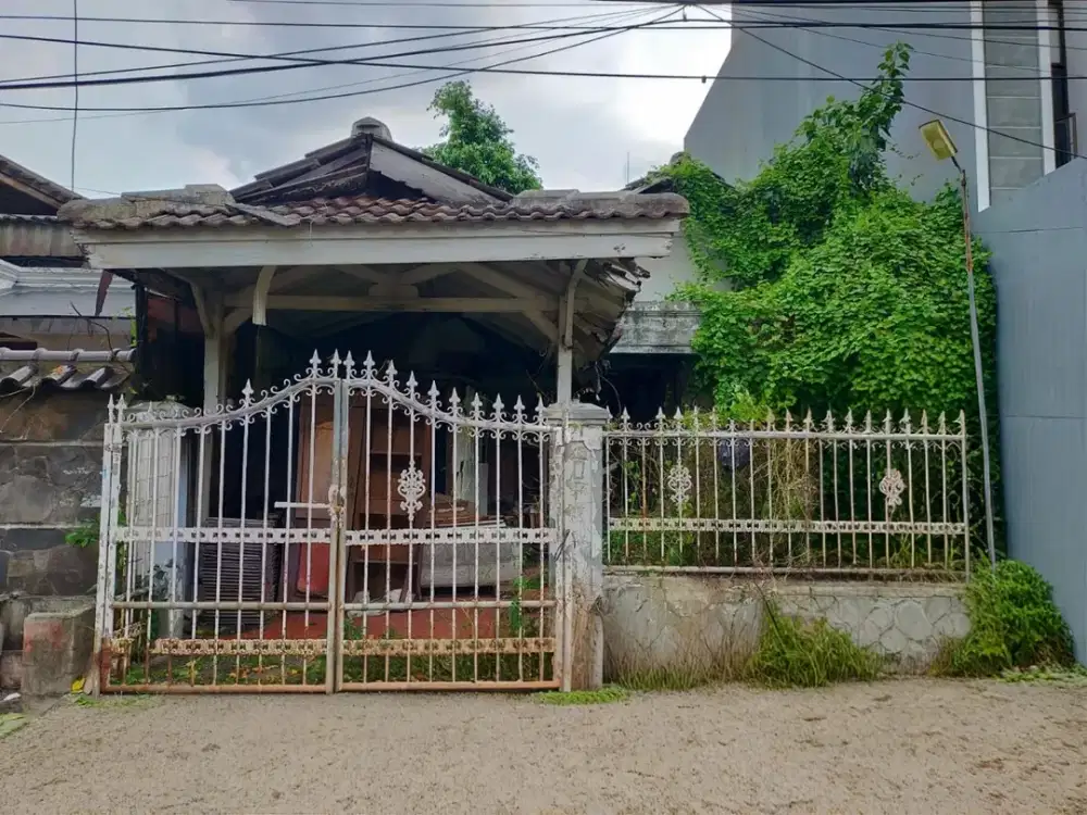 Rumah tua hitung tanah Kelapa Gading siap roboh