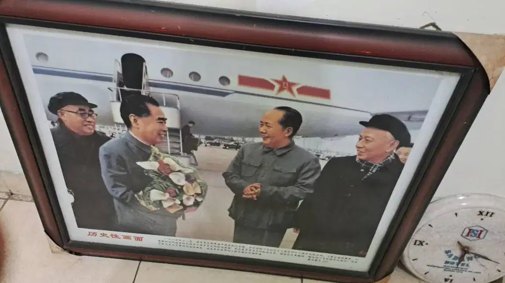 Pajangan berbingkai foto bersejarah Mao Zedong dan Zhou Enlai.