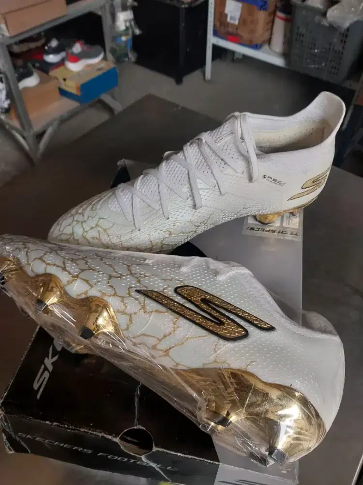 Sketchers football boots