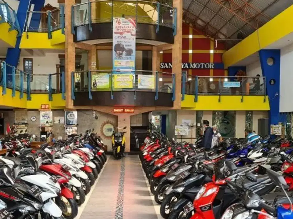 Gedung ex Showroom 3 Lantai Strategis di Main Road Ciateul, Inggit Ganarsih, Bandung Ref.05676