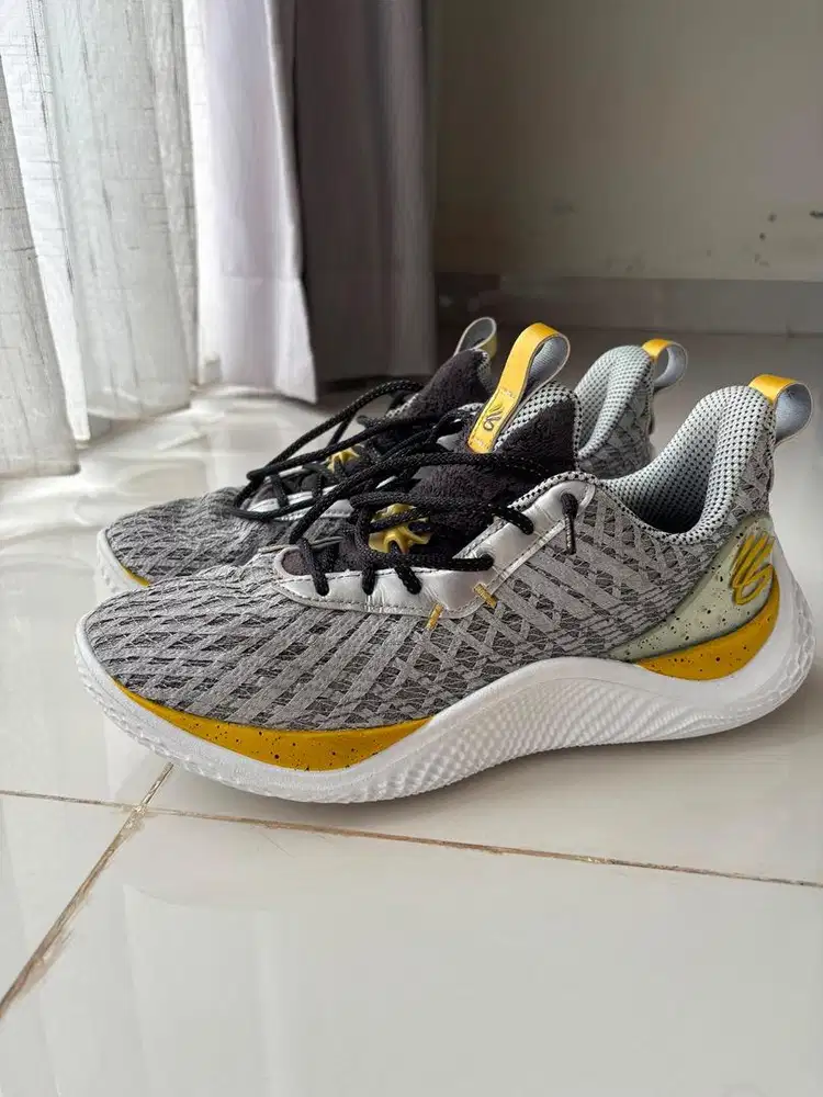 Sepatu Basket Under Armor Curry 10