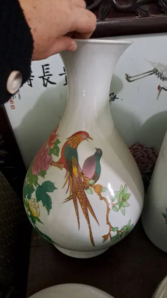 Harmoni & Kemewahan: Vas Porselen Klasik Motif Sepasang Burung & Peony