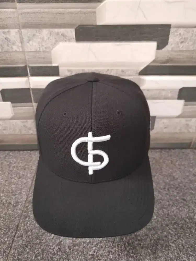 Topi snapback warna hitam yupoong