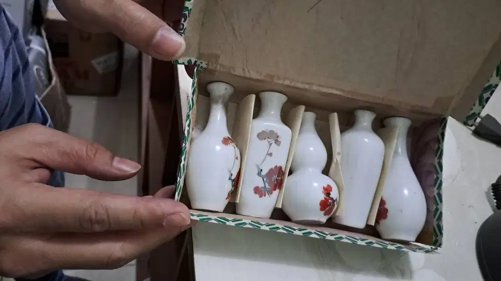 Satu Set Lebih Hemat: Koleksi Vas Miniatur Porselen Klasik isi 5 Pcs!