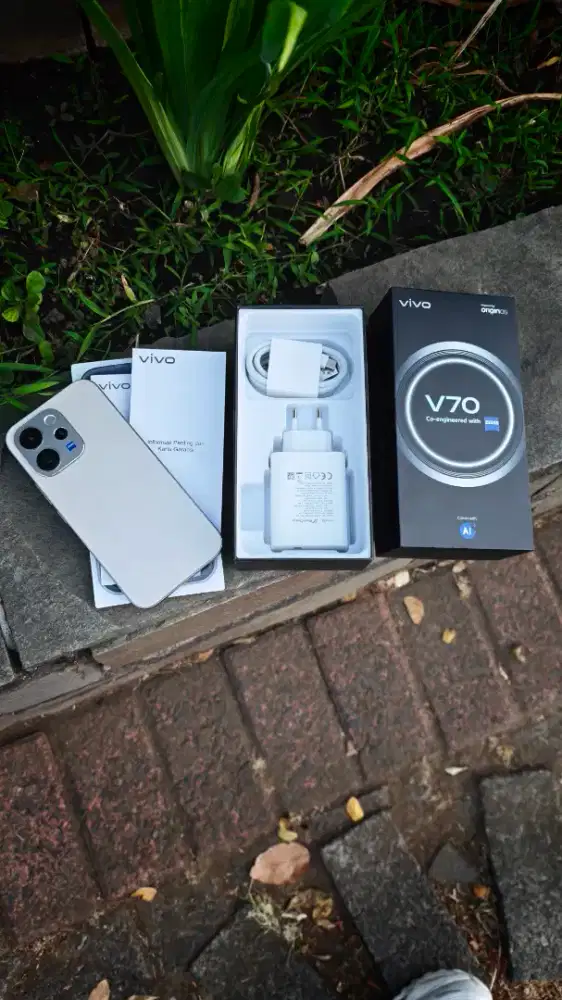Vivo V70 ram 12/256gb