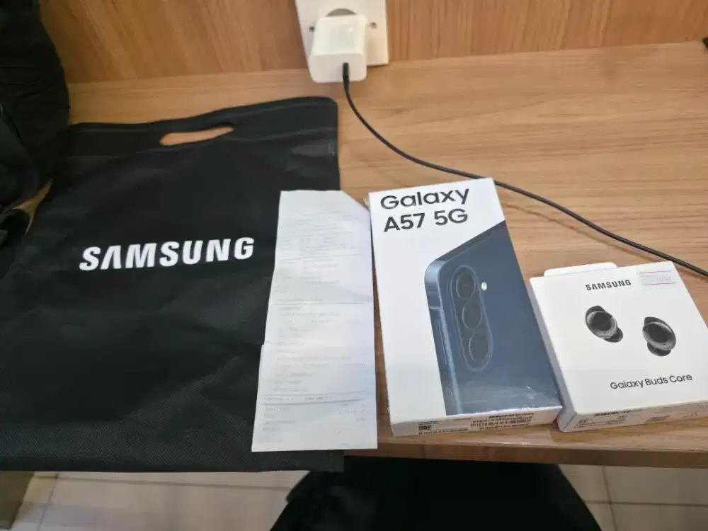 SamsungA57,kondisi baru belum buka segel ada bukti pembelian 8 juli 26