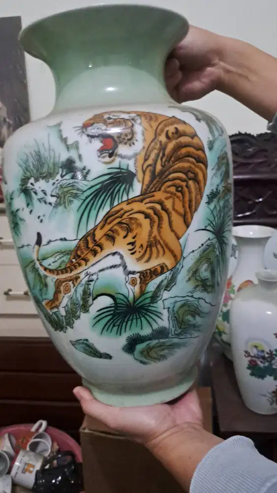 Gagah & Bernilai Seni Tinggi: Vas Jumbo Jingdezhen Asli Motif Harimau