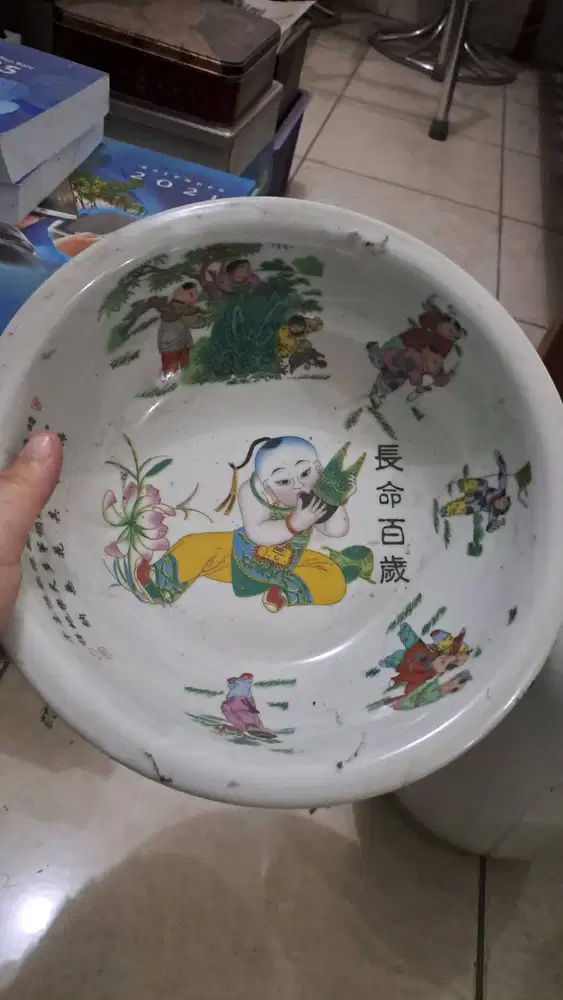 Penuh Berkah & Filosofi: Waskom Porselen Klasik Motif Anak Tradisional