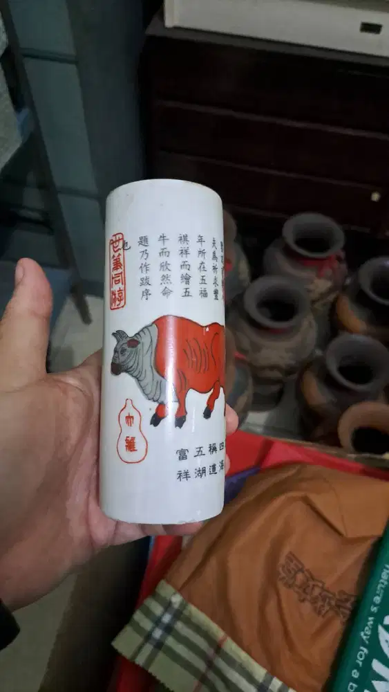 Unik & Penuh Filosofi: Vas Silinder Mini Porselen Motif Kerbau Klasik!
