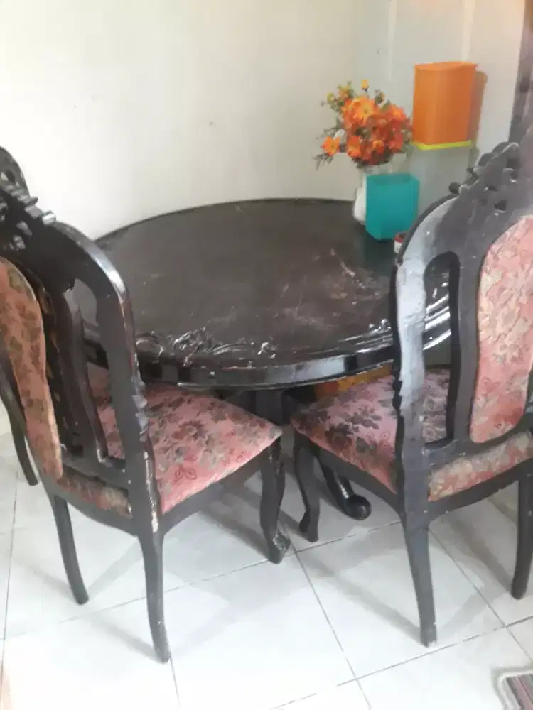 1 set meja makan bundar + 4 kursi jati