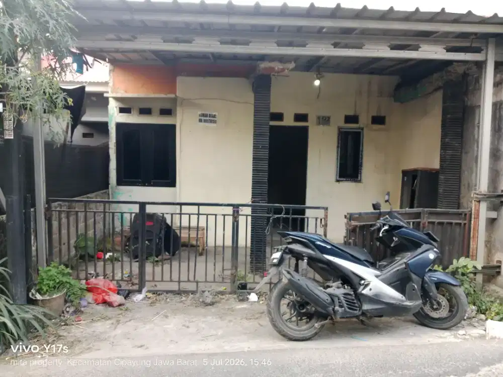 Rumah pinggir jalan di kota  Depok