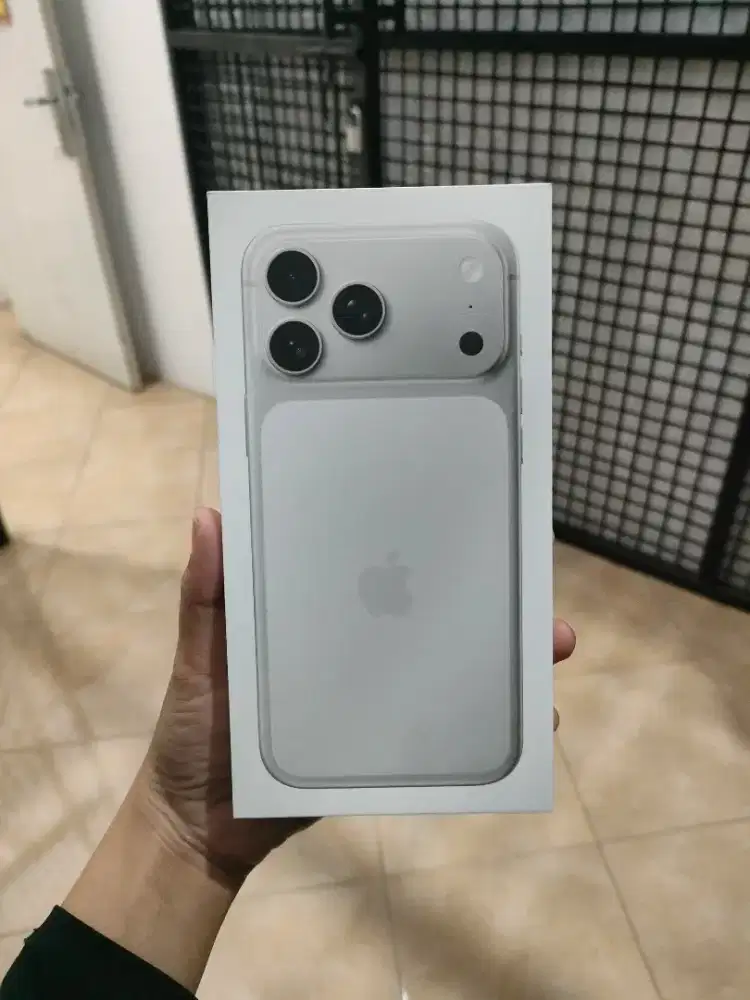IPHONE 17 PRO SILVER
