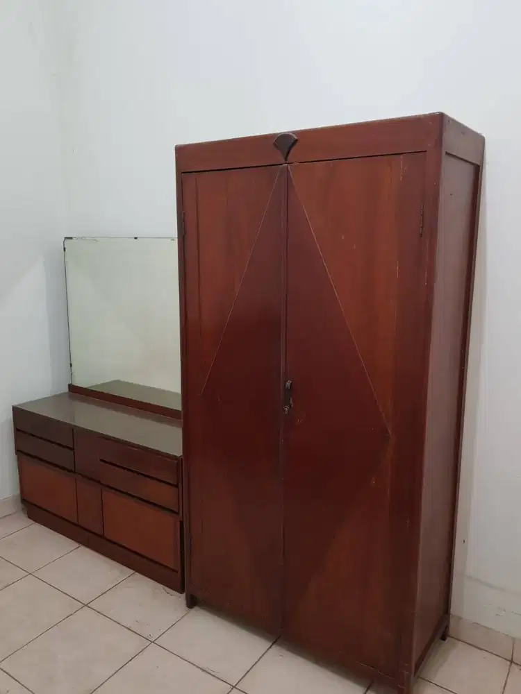 Satu Set Lemari Pakaian dan Meja Rias Kayu Solid Jati Klasik.