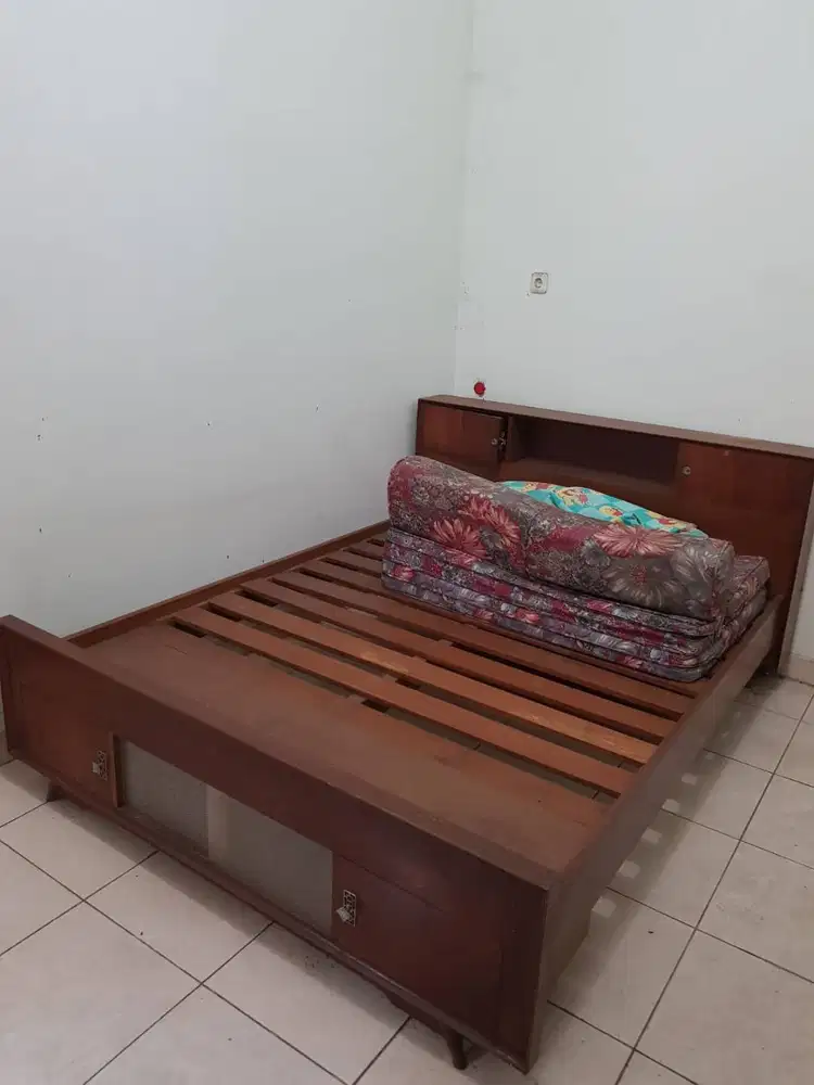 Kokoh & Fungsional: Rangka Tempat Tidur / Dipan Kayu Solid Klasik
