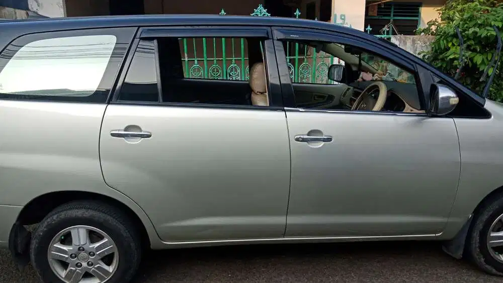 Toyota Kijang Innova 2004 Bensin