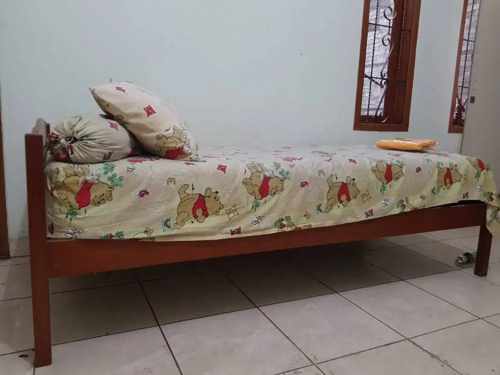 Minimalis & Kokoh:Rangka Tempat Tidur / Dipan Single Kayu Solid Klasik