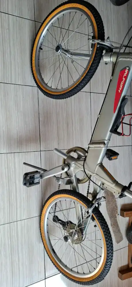 Sepeda lipat giant halfway