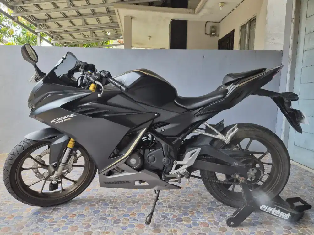DIJUAL HONDA CBR150R 2023 HITAM