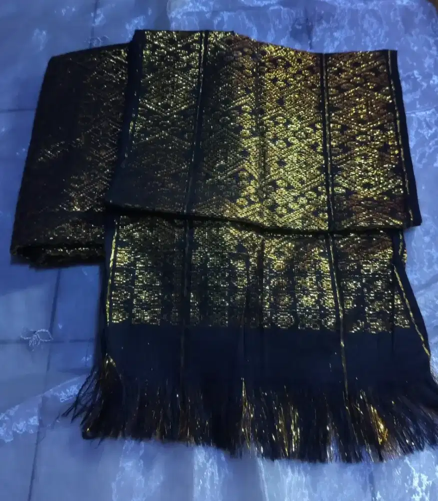 Kain Songket Sulawesi Tenggara Benang Emas