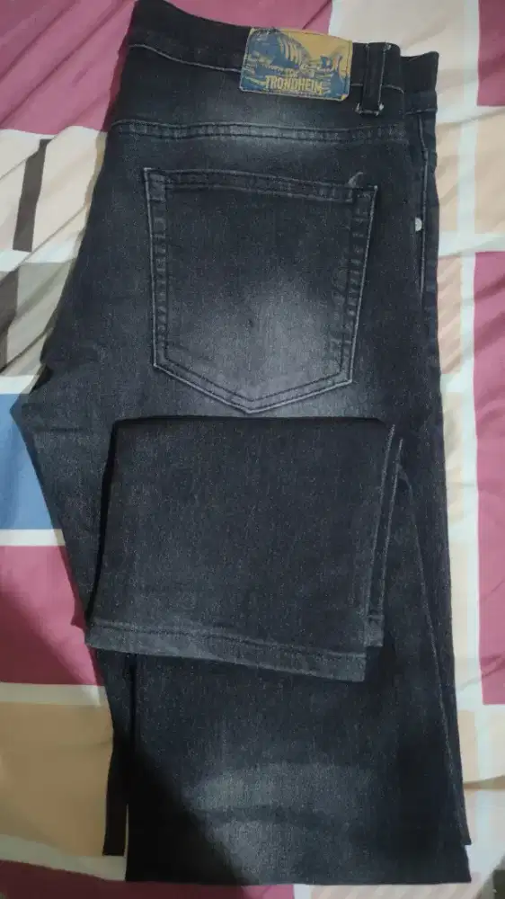 Celana Jeans Slim Fit ukuran L