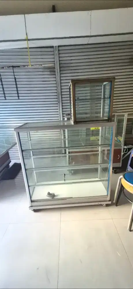 Jual etalase toko harus 1 paket itu ada 3 buah 2 besar 1 yg kecil nego