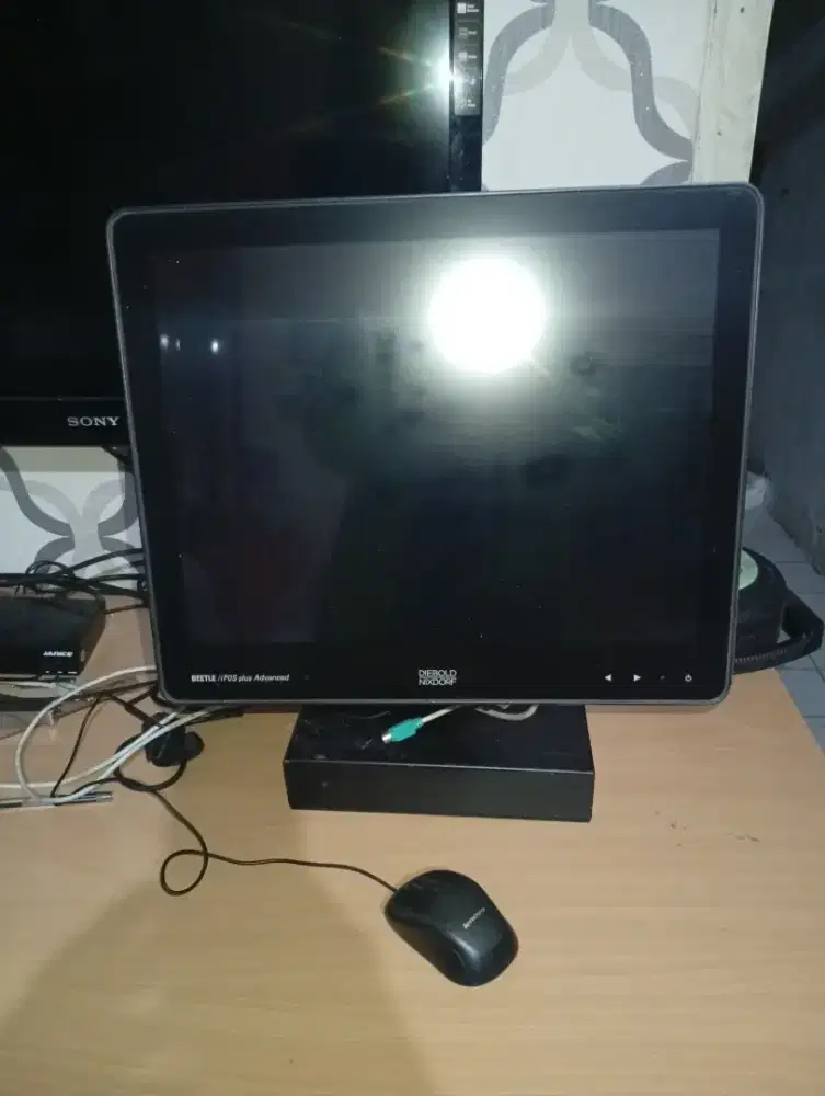 komputer layar sentuh
core i3 Intel
memori 4
hardisk 500gb