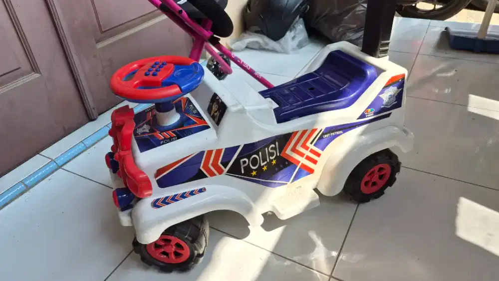 Mobil-mobilan dorong anak